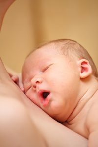 Hautkontakt, Bonding, direkt nach der Geburt - Vorbereitung zum Stillen