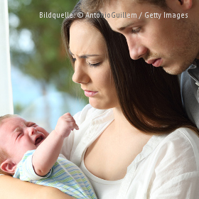 Müde Eltern mit weinendem Baby